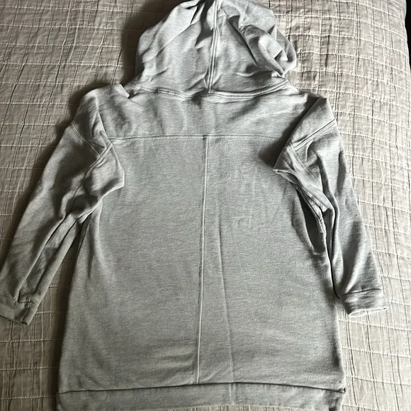 Women’s the North Face Gray Pullover Hoodie, gently used - stylish fit size L - Picture 5 of 5